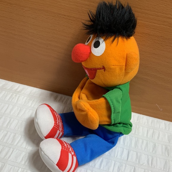 Ernie Hugs Forever Friends - Sesame Street by Hasbro - Picture 9 of 9